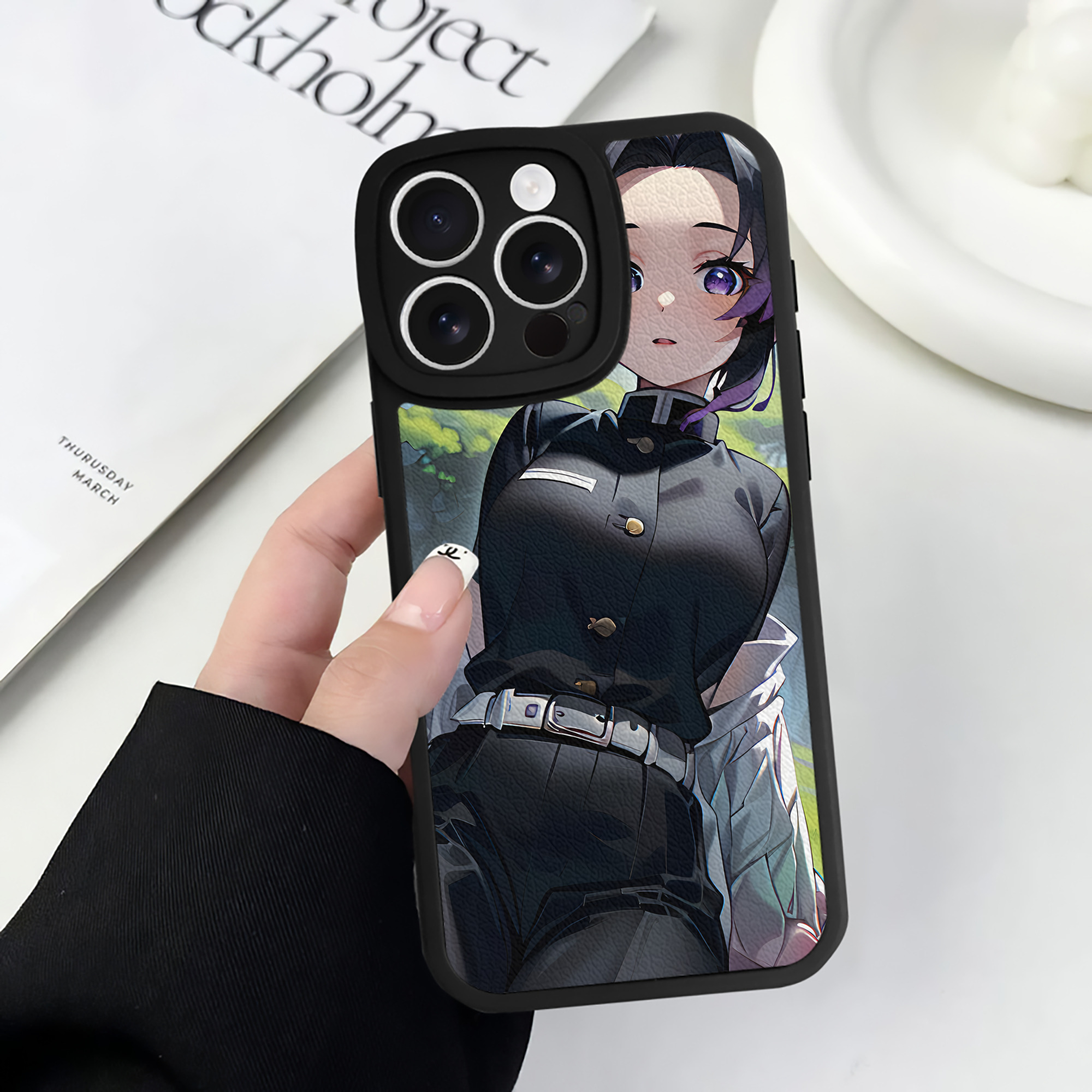 （画像用） 鬼滅の刃（きめつのやいば）蟲柱-胡蝶 しのぶ／こちょう しのぶ Kochou Shinobu 【iPhone 16シリーズ対応】シリコンスマホケース（レザー調） 材質：シリコン